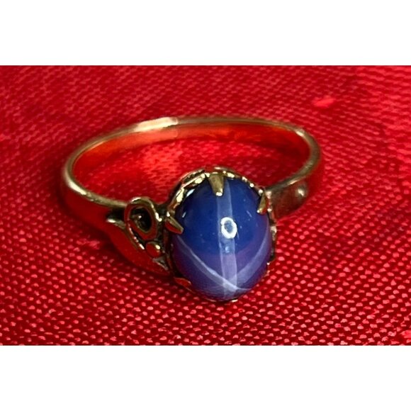 Vintage Gold Ring With Blue Star Sapphire & Ornate Detailing